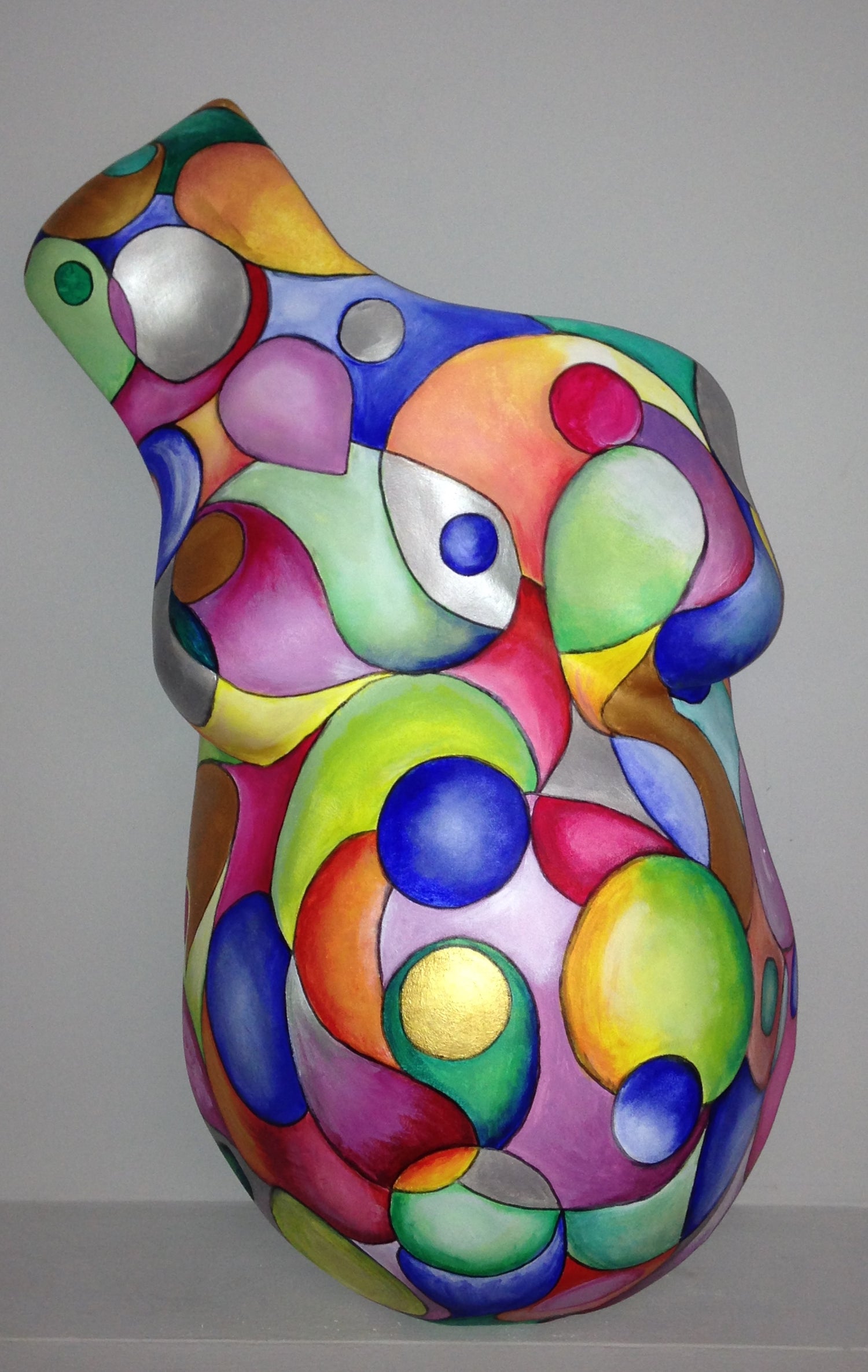 belly cast sculpture with multiple colors. σωματική χύτεση κοιλιάς εγκύου με πολύχρωμα σχέδια.