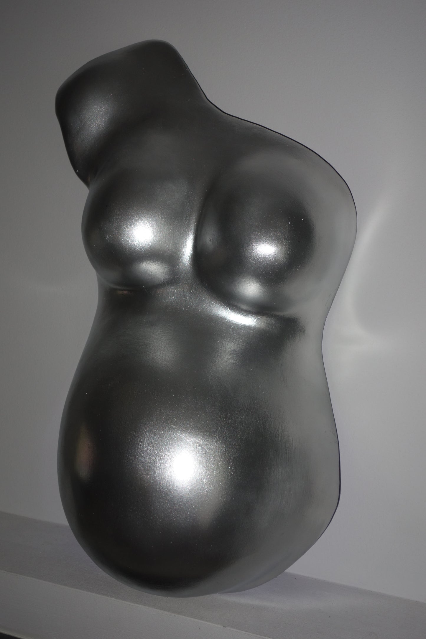 pregnant belly cast sculpture in silver color. Σωματική χύτευση κοιλιάς εγκύου χρώματος ασημί.