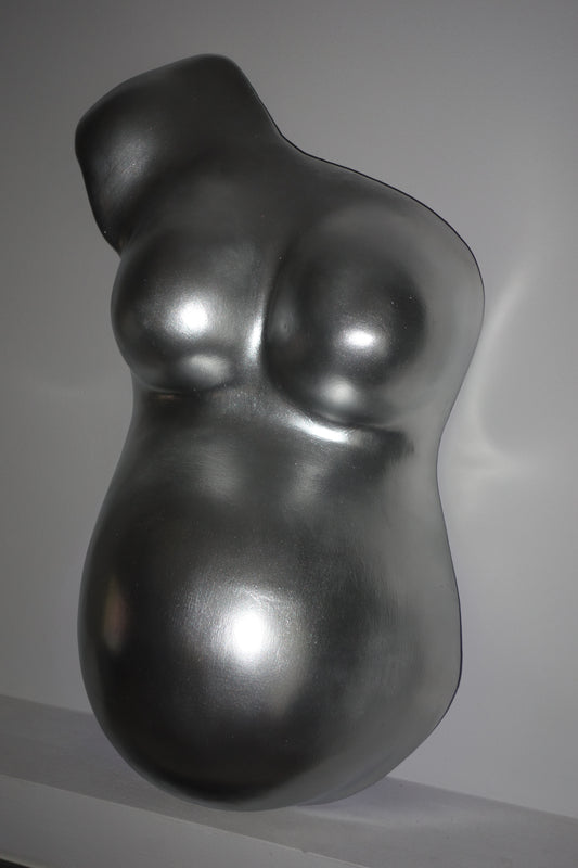 pregnant belly cast sculpture in silver color. Σωματική χύτευση κοιλιάς εγκύου χρώματος ασημί.